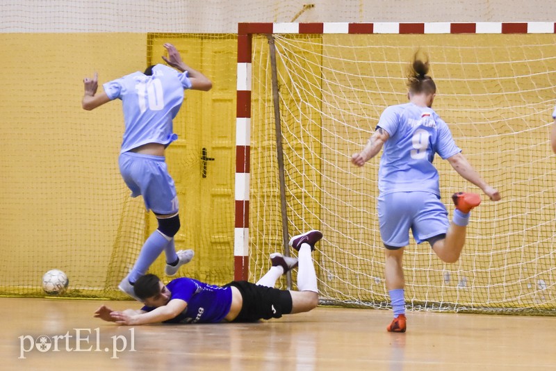 W Tolkmicku grają w futsal i pomagają zdjęcie nr 190608