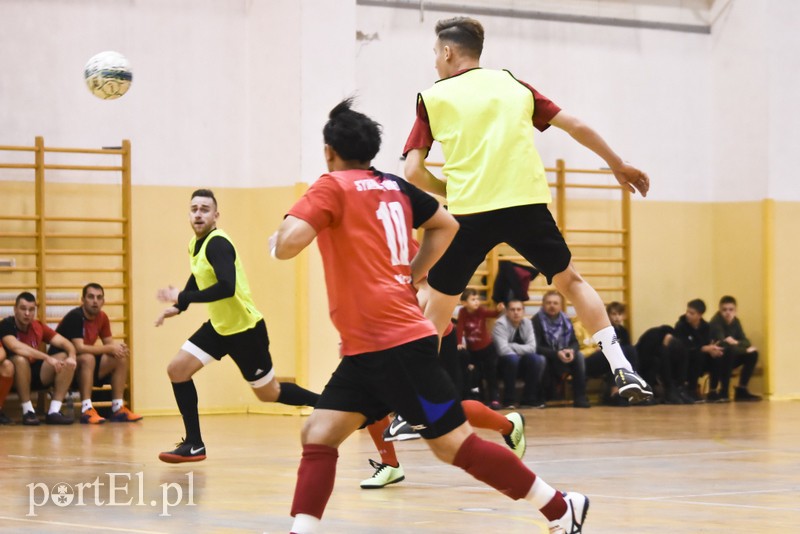 W Tolkmicku grają w futsal i pomagają zdjęcie nr 190599