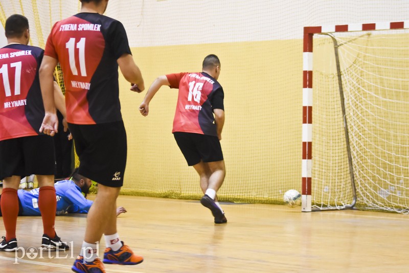 W Tolkmicku grają w futsal i pomagają zdjęcie nr 190589