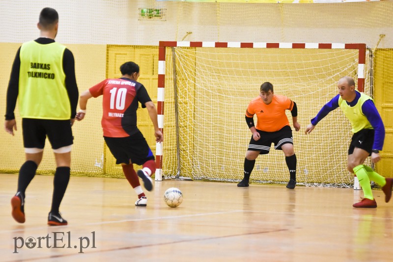 W Tolkmicku grają w futsal i pomagają zdjęcie nr 190598