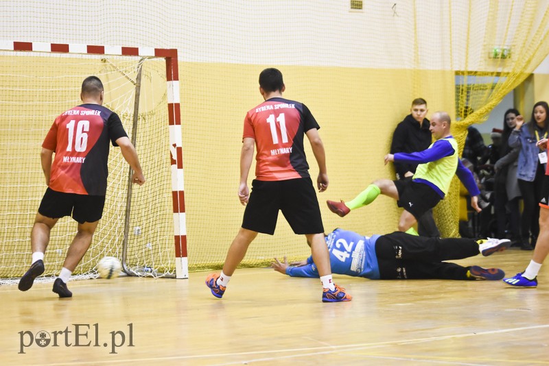 W Tolkmicku grają w futsal i pomagają zdjęcie nr 190591