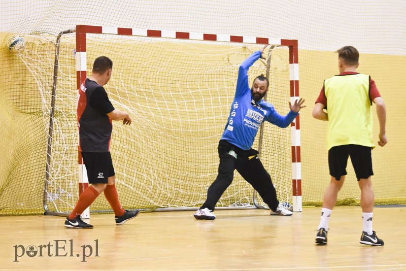 W Tolkmicku grają w futsal i pomagają zdjęcie nr 190596