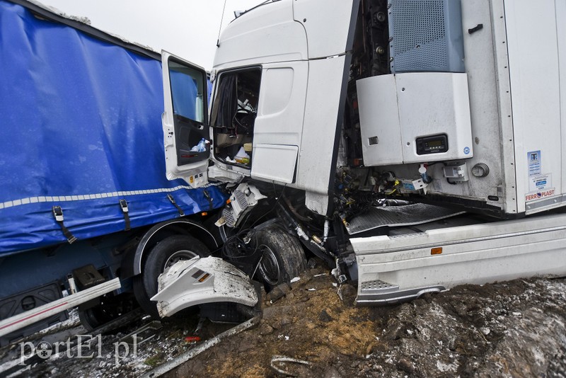 Wypadek ciężarówek na S7. Uwaga na utrudnienia zdjęcie nr 192460