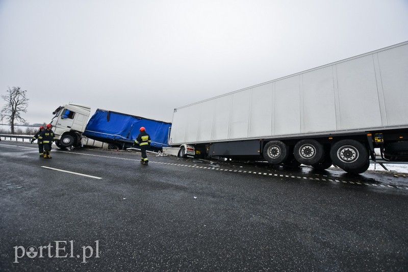 Wypadek ciężarówek na S7. Uwaga na utrudnienia zdjęcie nr 192458