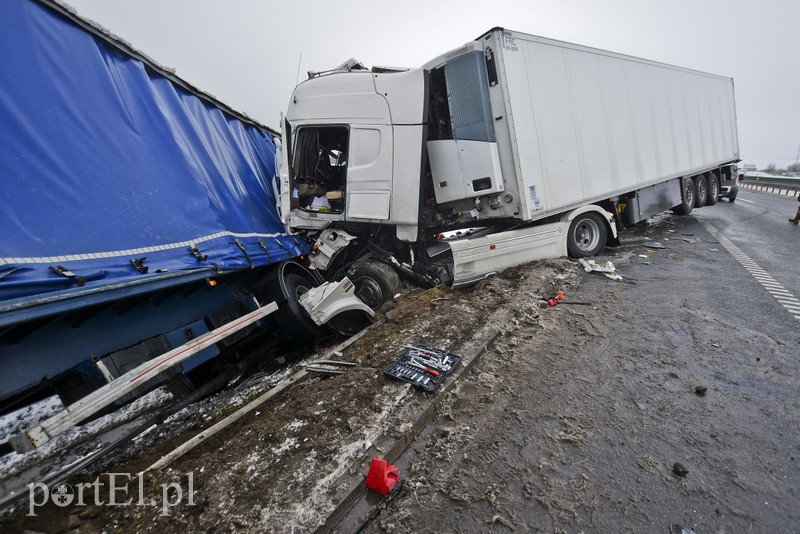 Wypadek ciężarówek na S7. Uwaga na utrudnienia zdjęcie nr 192459