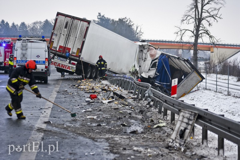 Wypadek ciężarówek na S7. Uwaga na utrudnienia zdjęcie nr 192456