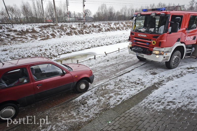 Cofając wjechała do… rzeki zdjęcie nr 193780