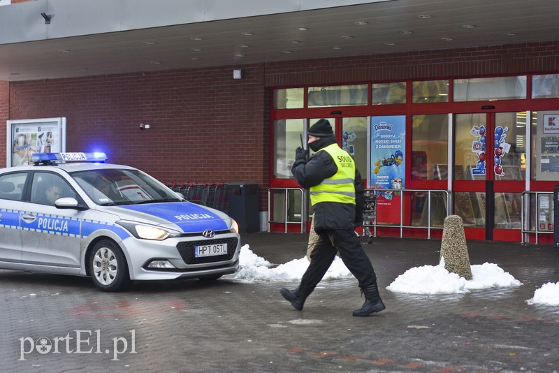 Alarm bombowy w Kauflandzie zdjęcie nr 193833