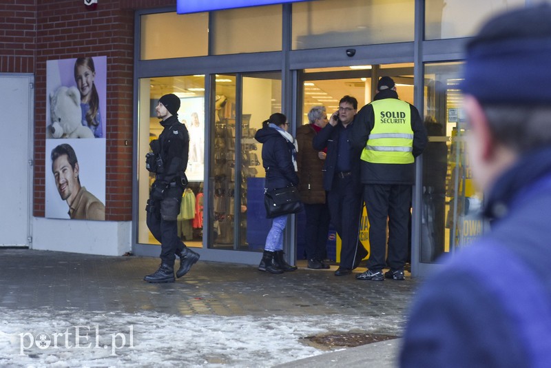 Alarm bombowy w Kauflandzie zdjęcie nr 193834