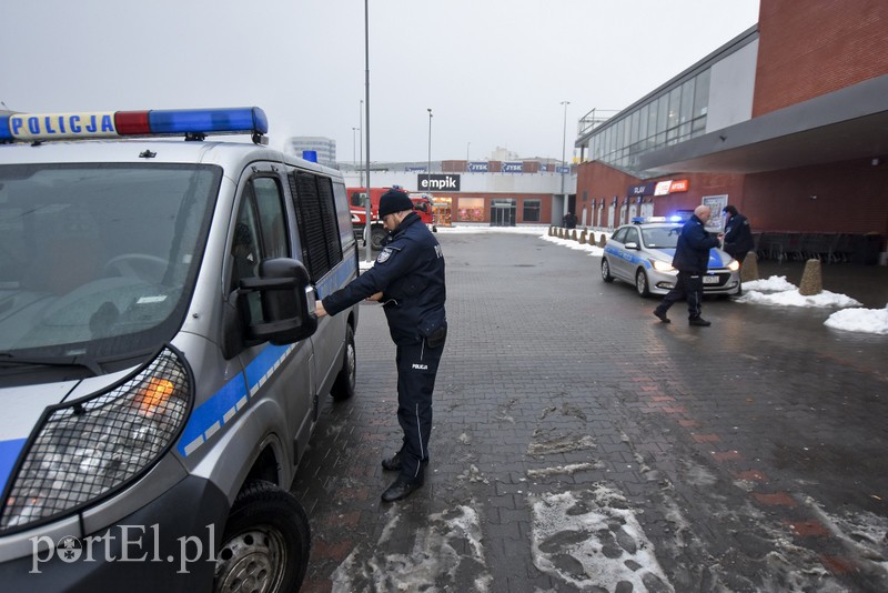 Alarm bombowy w Kauflandzie zdjęcie nr 193839