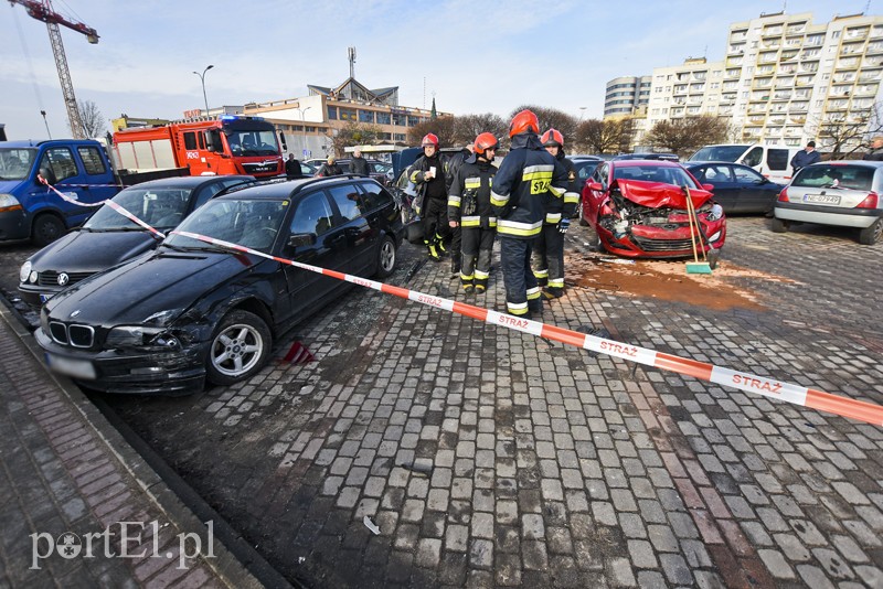 Karambol na parkingu przy ul. Teatralnej zdjęcie nr 194203