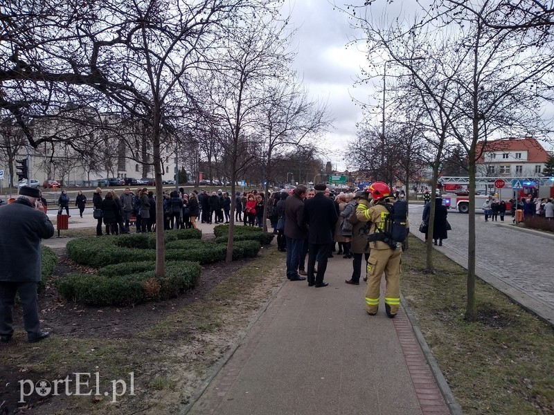 Alarm bombowy w Urzędzie Miejskim zdjęcie nr 195188