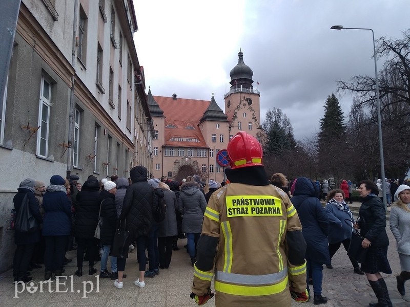 Alarm bombowy w Urzędzie Miejskim zdjęcie nr 195205