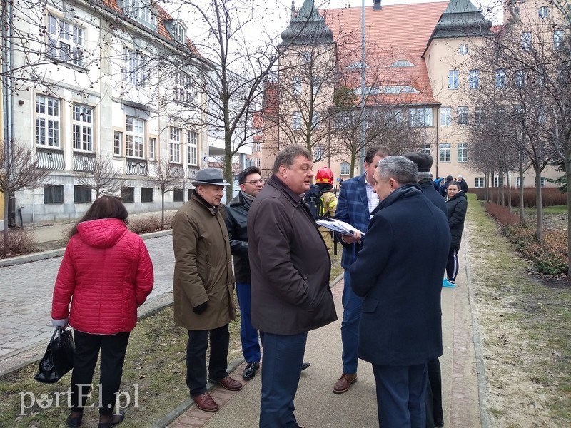 Alarm bombowy w Urzędzie Miejskim zdjęcie nr 195195