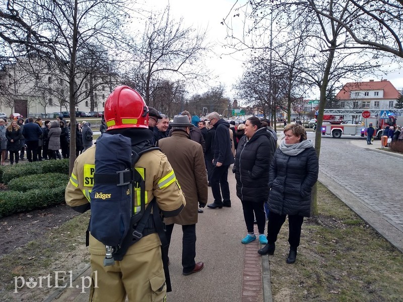 Alarm bombowy w Urzędzie Miejskim zdjęcie nr 195192