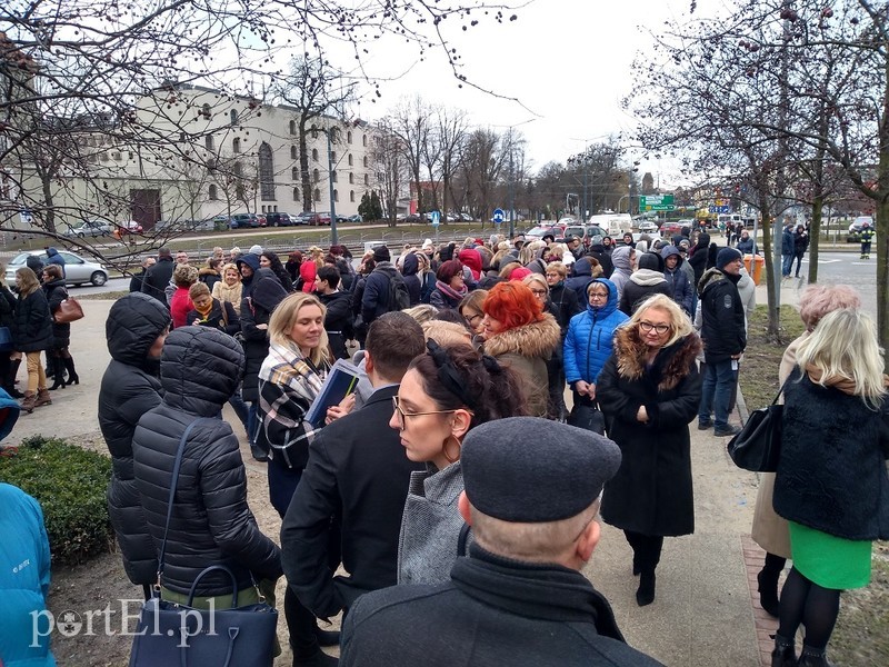 Alarm bombowy w Urzędzie Miejskim zdjęcie nr 195196