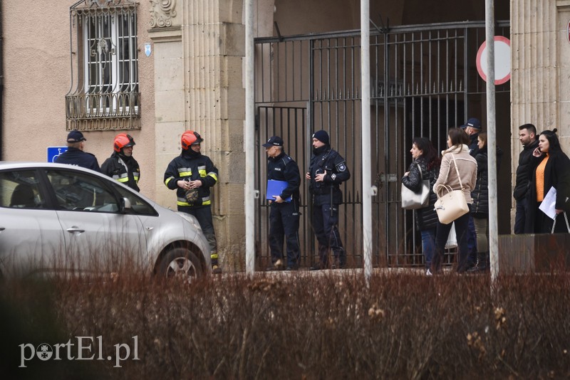 Alarm bombowy w Urzędzie Miejskim (aktualizacja) zdjęcie nr 195605