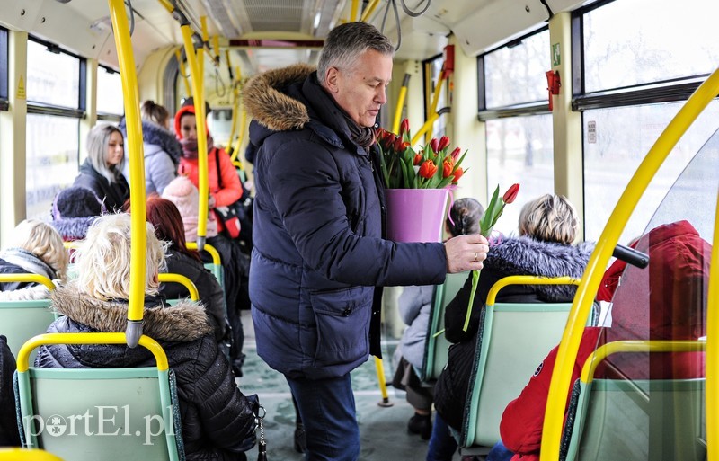 Uśmiech za kwiatka, czyli jak portEl Dzień Kobiet świętował zdjęcie nr 196124