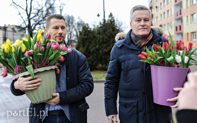 Uśmiech za kwiatka, czyli jak portEl Dzień Kobiet świętował zdjęcie nr 196120