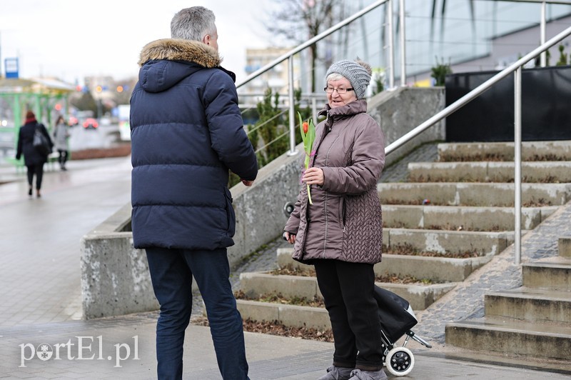 Uśmiech za kwiatka, czyli jak portEl Dzień Kobiet świętował zdjęcie nr 196140