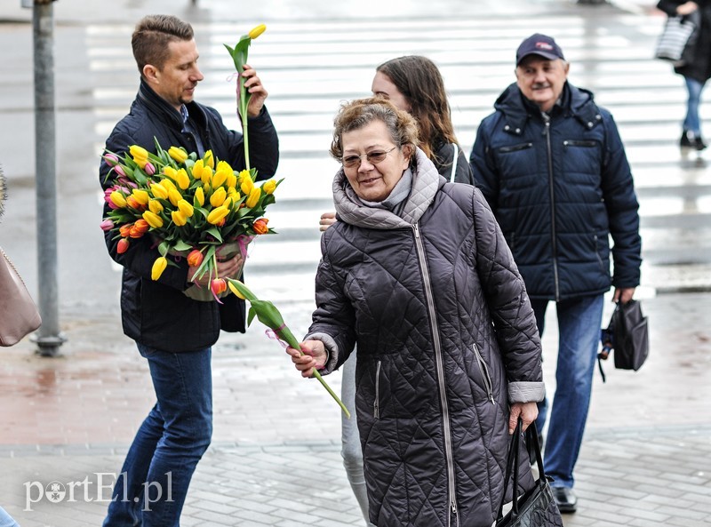 Uśmiech za kwiatka, czyli jak portEl Dzień Kobiet świętował zdjęcie nr 196131