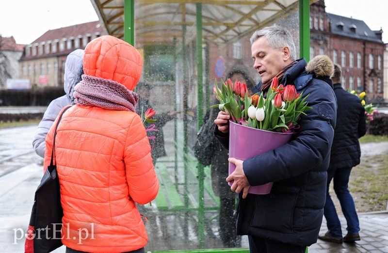 Uśmiech za kwiatka, czyli jak portEl Dzień Kobiet świętował zdjęcie nr 196121