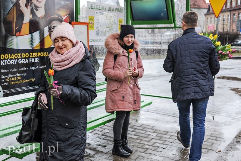 Uśmiech za kwiatka, czyli jak portEl Dzień Kobiet świętował zdjęcie nr 196122