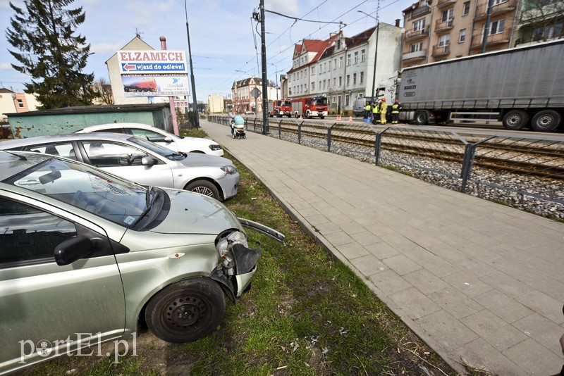 Kolizja toyoty z tirem, utrudnienia na ul. Browarnej zdjęcie nr 197441