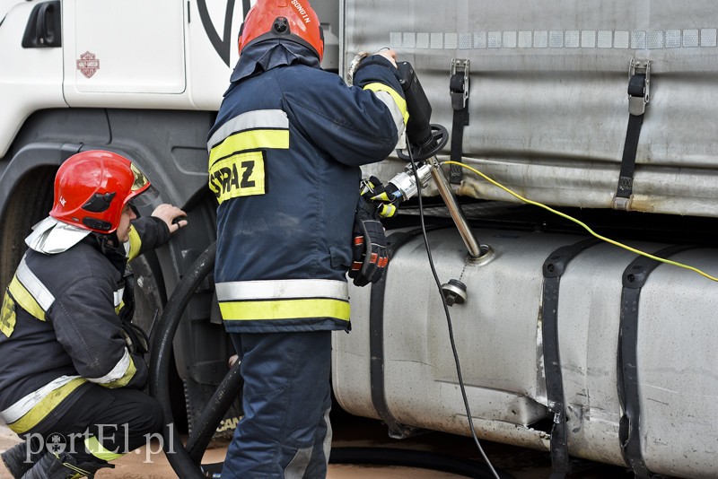 Kolizja toyoty z tirem, utrudnienia na ul. Browarnej zdjęcie nr 197438