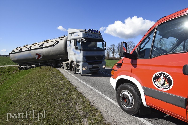 Utrudnienia na DK 22, ciężarówka prawie wpadła do rowu zdjęcie nr 197705