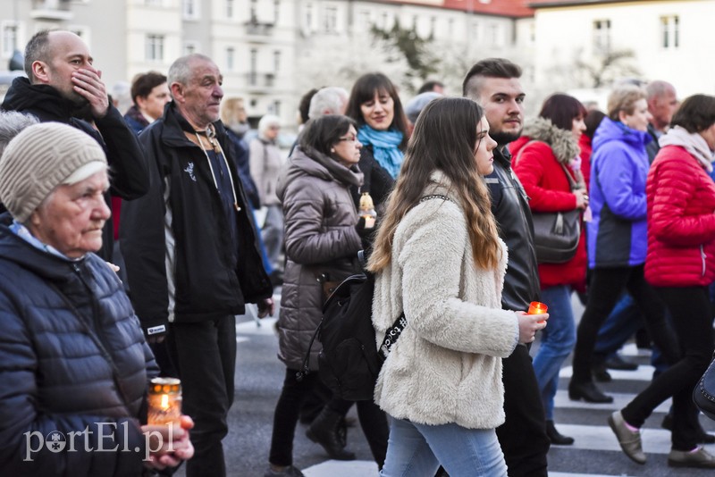 Nieśli krzyż przez miasto zdjęcie nr 199127