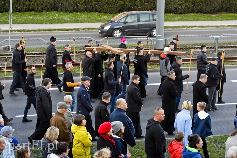 Nieśli krzyż przez miasto zdjęcie nr 199108