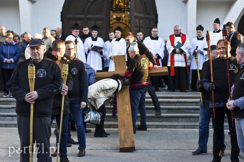 Nieśli krzyż przez miasto zdjęcie nr 199081