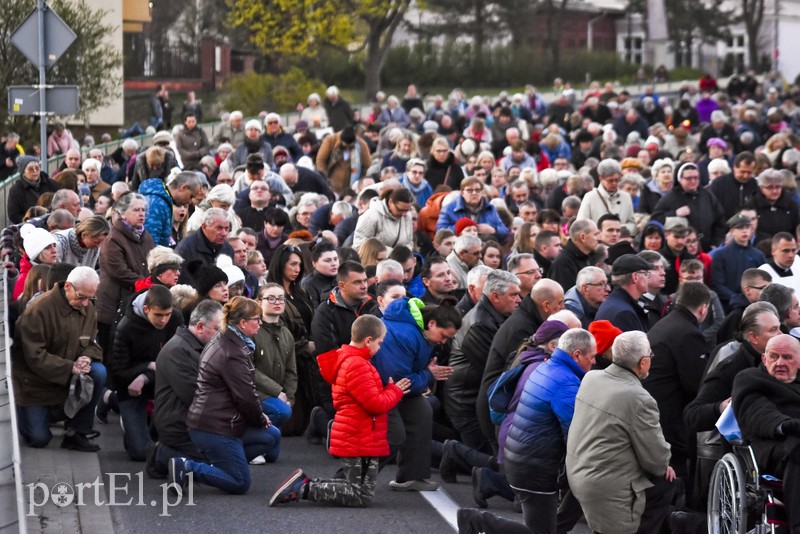 Nieśli krzyż przez miasto zdjęcie nr 199119