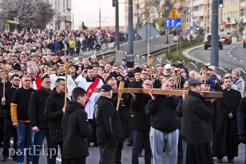 Nieśli krzyż przez miasto zdjęcie nr 199120