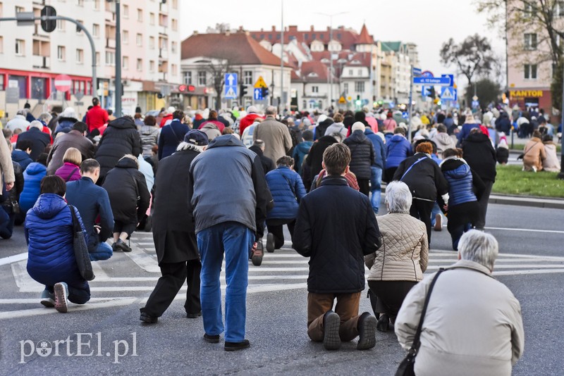 Nieśli krzyż przez miasto zdjęcie nr 199129