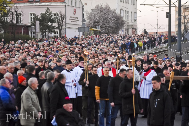 Nieśli krzyż przez miasto zdjęcie nr 199118