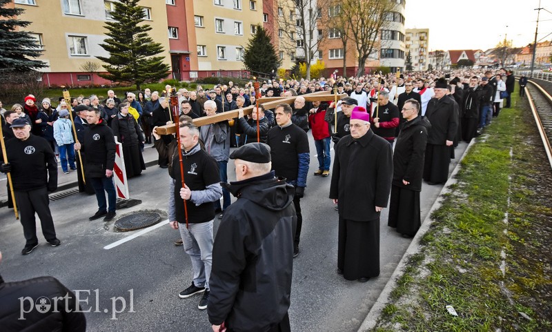 Nieśli krzyż przez miasto zdjęcie nr 199105