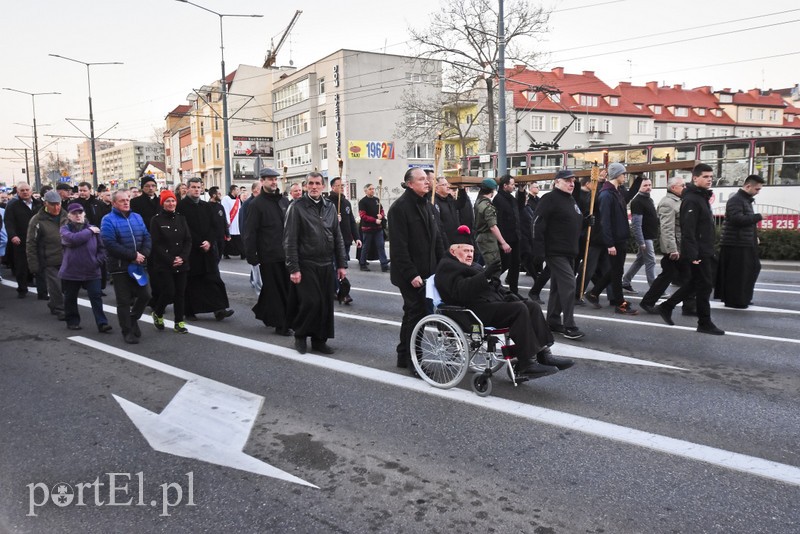 Nieśli krzyż przez miasto zdjęcie nr 199122