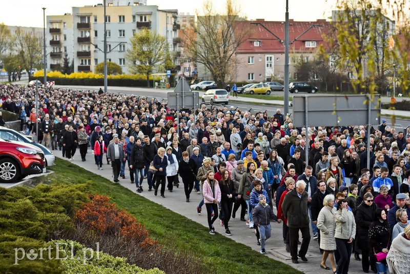 Nieśli krzyż przez miasto zdjęcie nr 199107