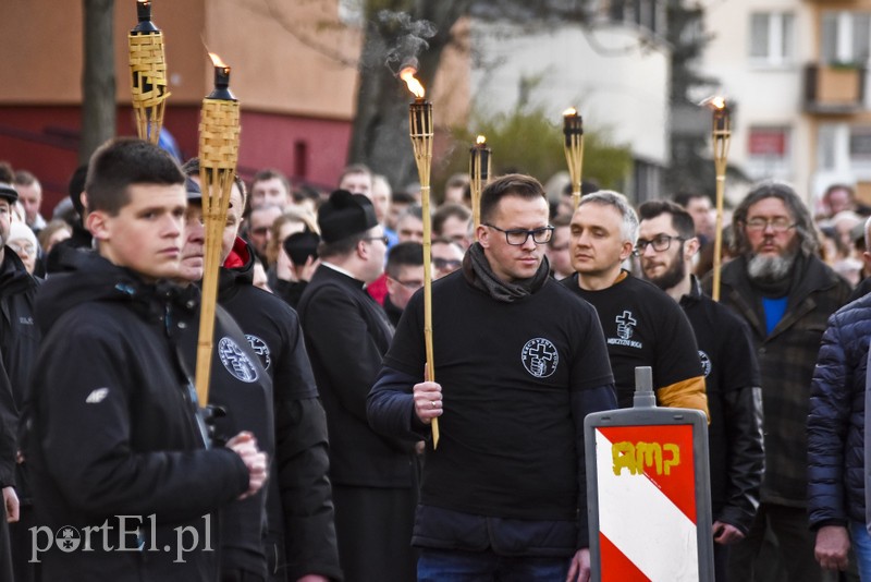 Nieśli krzyż przez miasto zdjęcie nr 199103