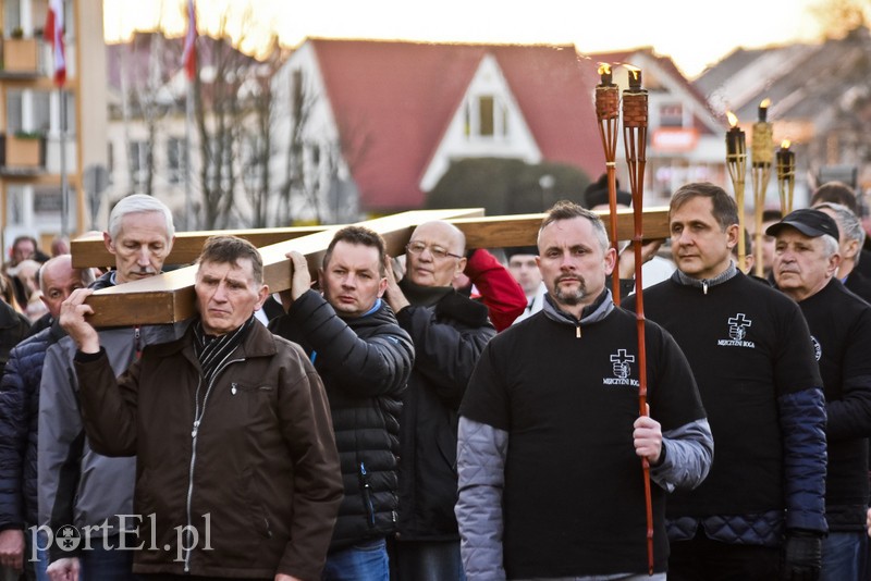 Nieśli krzyż przez miasto zdjęcie nr 199104