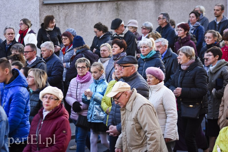 Nieśli krzyż przez miasto zdjęcie nr 199099