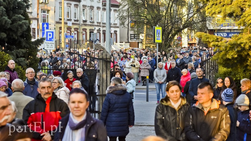 Nieśli krzyż przez miasto zdjęcie nr 199085