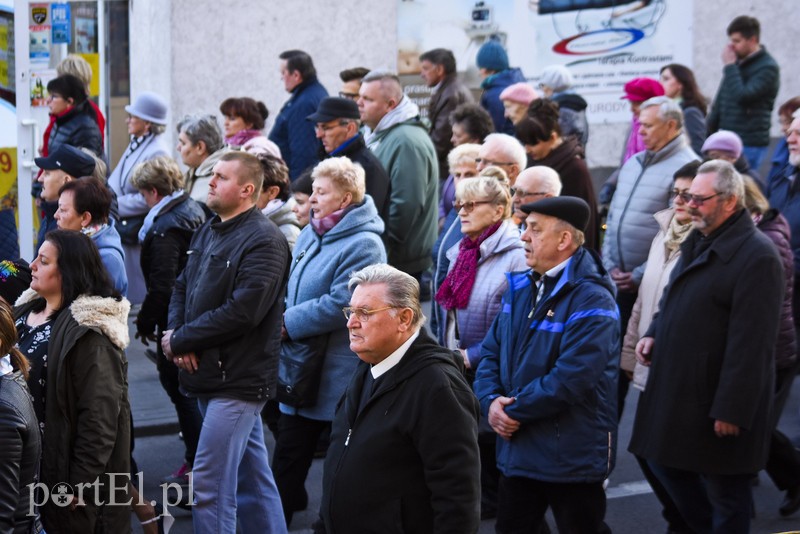 Nieśli krzyż przez miasto zdjęcie nr 199097