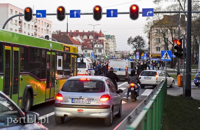 Nieśli krzyż przez miasto zdjęcie nr 199130