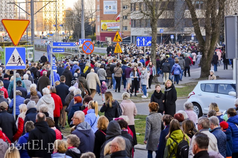 Nieśli krzyż przez miasto zdjęcie nr 199100