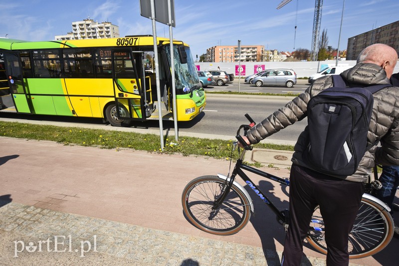 Autobus uderzył w rowerzystę, to już trzecie potrącenie w tym dniu! zdjęcie nr 199348