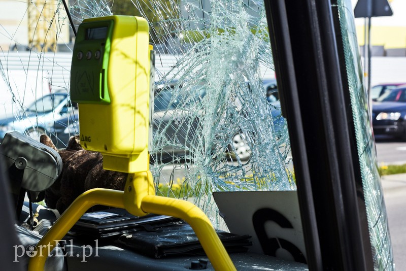 Autobus uderzył w rowerzystę, to już trzecie potrącenie w tym dniu! zdjęcie nr 199351