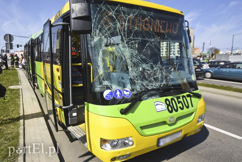 Autobus uderzył w rowerzystę, to już trzecie potrącenie w tym dniu! zdjęcie nr 199350